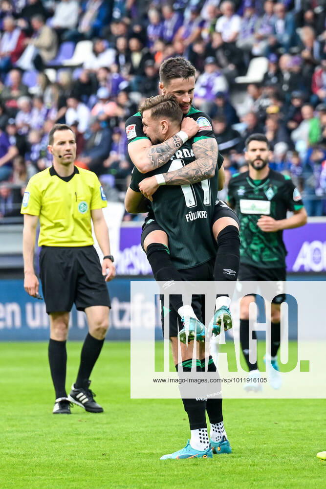Fußball: 2. Bundesliga, Saison 2021 2022, 33. Spieltag, FC Erzgebirge Aue - SV Werder Bremen am 08.05.2022 in Erzgebirgsstadion in Aue-Bad Schlema. -TK- Bremens Niclas Füllkrug jubelt nach seinem Tor zum 2:0 mit Bremens Marco Friedl. DFL REGULATIONS PROHIBIT ANY USE OF PHOTOGRAPHS AS IMAGE SEQUENCES AND OR QUASI-VIDEO.