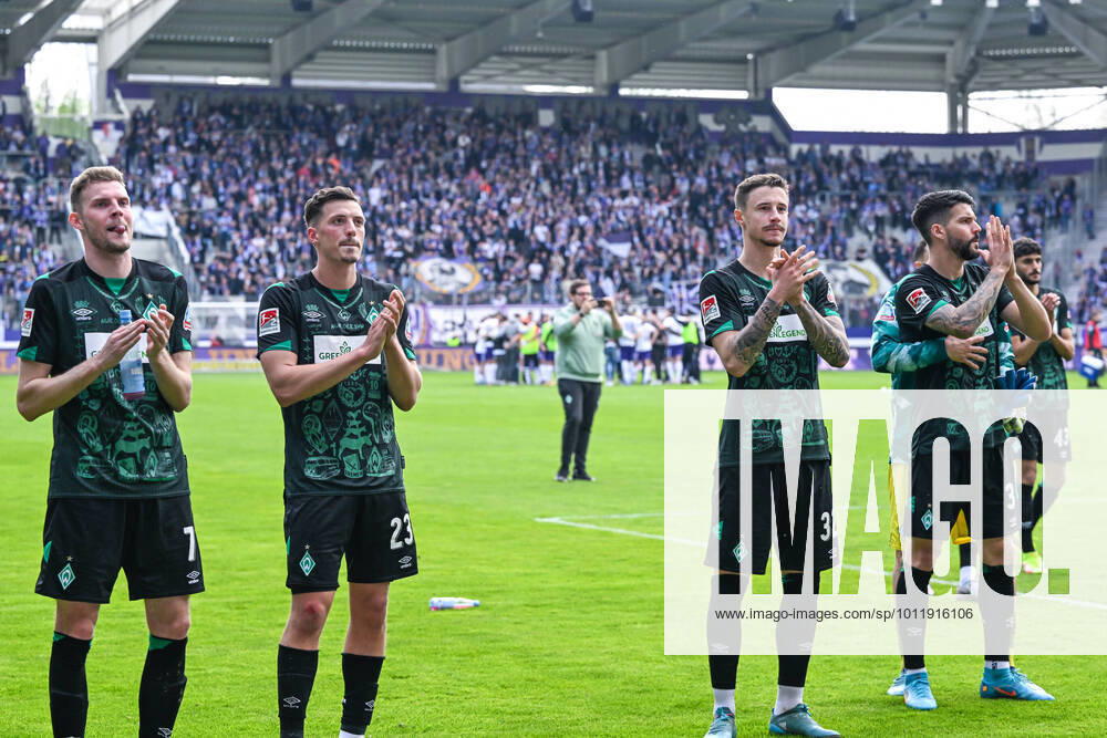 Fußball: 2. Bundesliga, Saison 2021 2022, 33. Spieltag, FC Erzgebirge Aue - SV Werder Bremen am 08.05.2022 in Erzgebirgsstadion in Aue-Bad Schlema. -TK- Bremens Marvin Ducksch (l-r), Bremens Nicolai Rapp, Bremens Marco Friedl und Bremens Anthony Jung freuen sich mit Spielschluss. DFL REGULATIONS PROHIBIT ANY USE OF PHOTOGRAPHS AS IMAGE SEQUENCES AND OR QUASI-VIDEO.