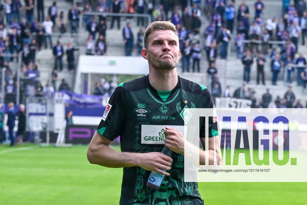 Fußball: 2. Bundesliga, Saison 2021 2022, 33. Spieltag, FC Erzgebirge Aue - SV Werder Bremen am 08.05.2022 in Erzgebirgsstadion in Aue-Bad Schlema. -TK- Bremens Marvin Ducksch schaut stolz. DFL REGULATIONS PROHIBIT ANY USE OF PHOTOGRAPHS AS IMAGE SEQUENCES AND OR QUASI-VIDEO.