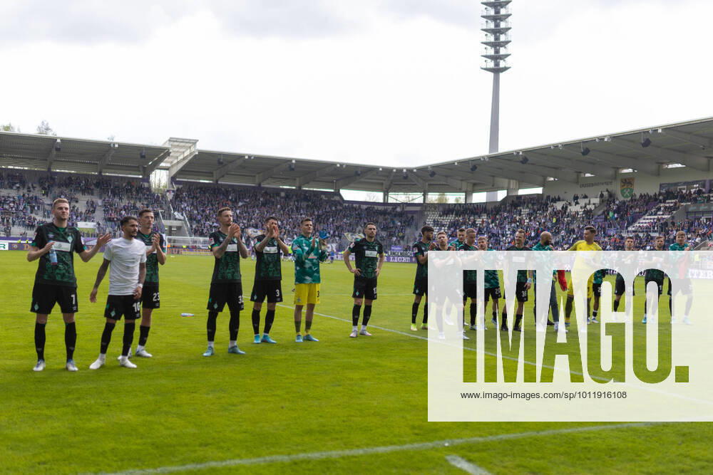 Fußball: 2. Bundesliga, Saison 2021 2022, 33. Spieltag, FC Erzgebirge Aue - SV Werder Bremen am 08.05.2022 in Erzgebirgsstadion in Aue-Bad Schlema. -TK- Der SV Werder Bremen bedankt sich bei seinen Fans für den support in Aue. DFL REGULATIONS PROHIBIT ANY USE OF PHOTOGRAPHS AS IMAGE SEQUENCES AND OR QUASI-VIDEO.