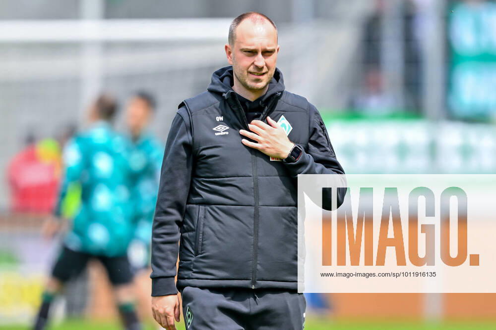 Fußball: 2. Bundesliga, Saison 2021 2022, 33. Spieltag, FC Erzgebirge Aue - SV Werder Bremen am 08.05.2022 in Erzgebirgsstadion in Aue-Bad Schlema. -TK- Bremens Trainer Ole Werner schaut konzentriert. DFL REGULATIONS PROHIBIT ANY USE OF PHOTOGRAPHS AS IMAGE SEQUENCES AND OR QUASI-VIDEO.