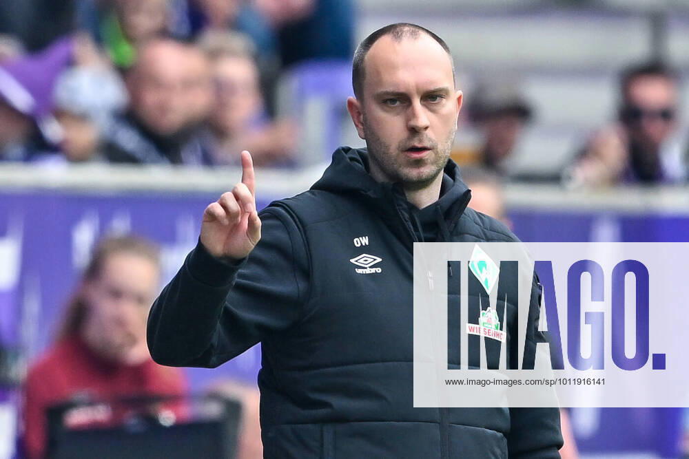 Fußball: 2. Bundesliga, Saison 2021 2022, 33. Spieltag, FC Erzgebirge Aue - SV Werder Bremen am 08.05.2022 in Erzgebirgsstadion in Aue-Bad Schlema. -TK- Bremens Trainer Ole Werner schaut konzentriert. DFL REGULATIONS PROHIBIT ANY USE OF PHOTOGRAPHS AS IMAGE SEQUENCES AND OR QUASI-VIDEO.