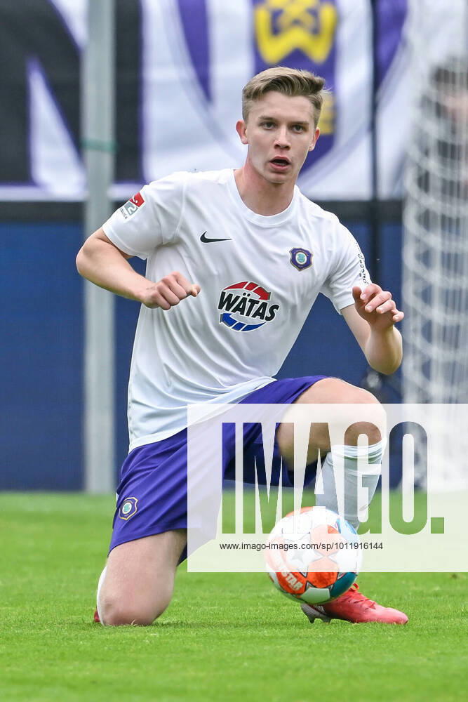 Fußball: 2. Bundesliga, Saison 2021 2022, 33. Spieltag, FC Erzgebirge Aue - SV Werder Bremen am 08.05.2022 in Erzgebirgsstadion in Aue-Bad Schlema. -TK- Aues Erik Majetschak hat den Ball am Fuß. DFL REGULATIONS PROHIBIT ANY USE OF PHOTOGRAPHS AS IMAGE SEQUENCES AND OR QUASI-VIDEO.