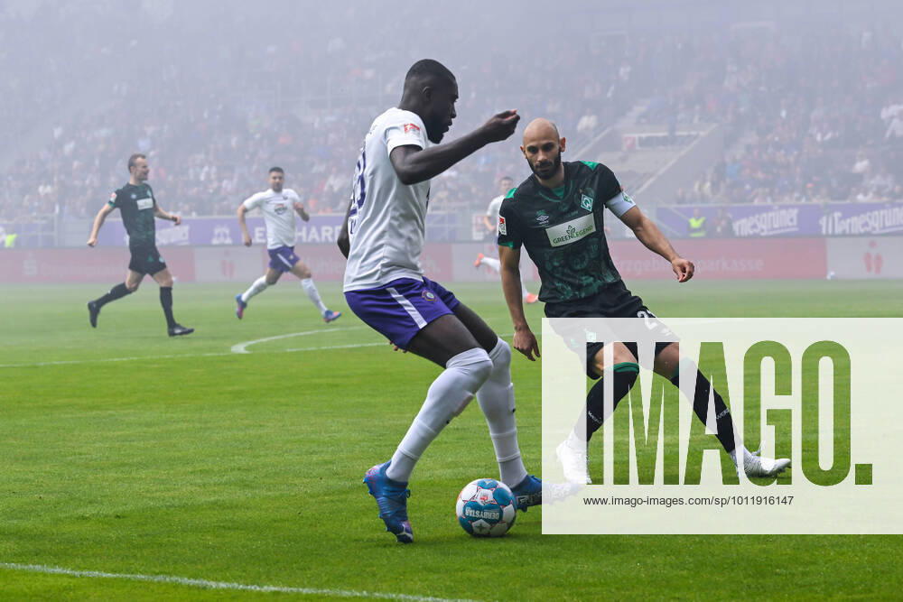 Fußball: 2. Bundesliga, Saison 2021 2022, 33. Spieltag, FC Erzgebirge Aue - SV Werder Bremen am 08.05.2022 in Erzgebirgsstadion in Aue-Bad Schlema. -TK- Aues Prince Owusu (l) und Bremens Ömer Toprak (r) kämpfen um den Ball. DFL REGULATIONS PROHIBIT ANY USE OF PHOTOGRAPHS AS IMAGE SEQUENCES AND OR QUASI-VIDEO.