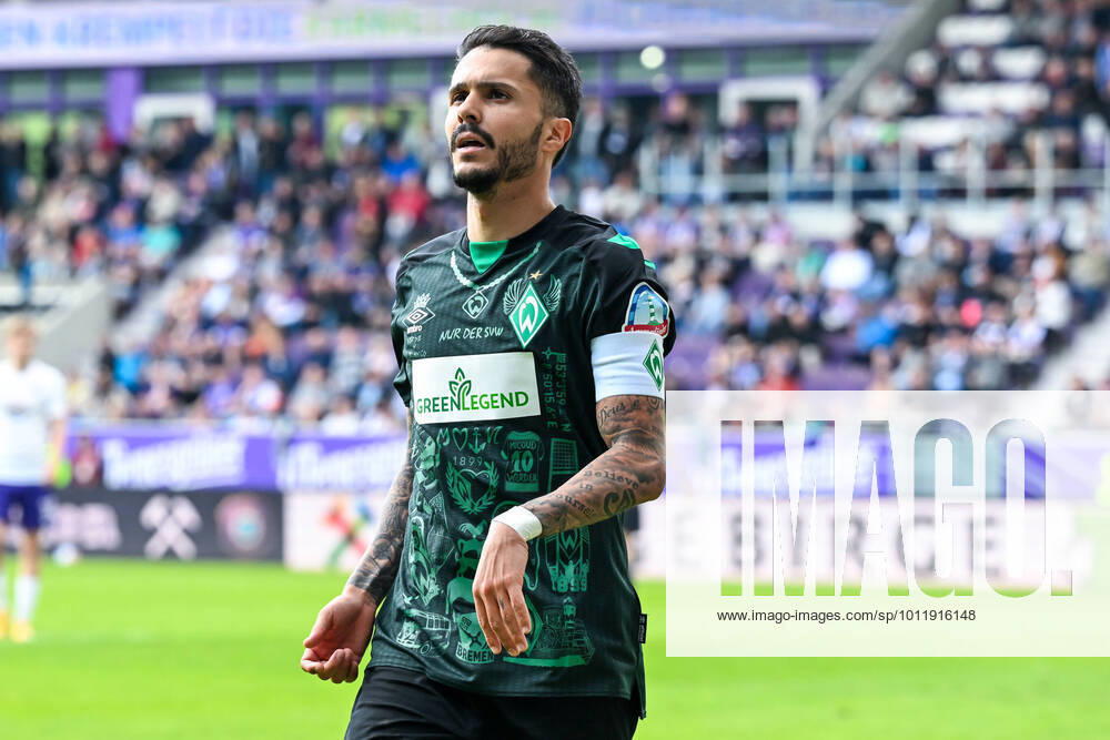 Fußball: 2. Bundesliga, Saison 2021 2022, 33. Spieltag, FC Erzgebirge Aue - SV Werder Bremen am 08.05.2022 in Erzgebirgsstadion in Aue-Bad Schlema. -TK- Bremens Leonardo Bittencourt schaut konzentriert. DFL REGULATIONS PROHIBIT ANY USE OF PHOTOGRAPHS AS IMAGE SEQUENCES AND OR QUASI-VIDEO.