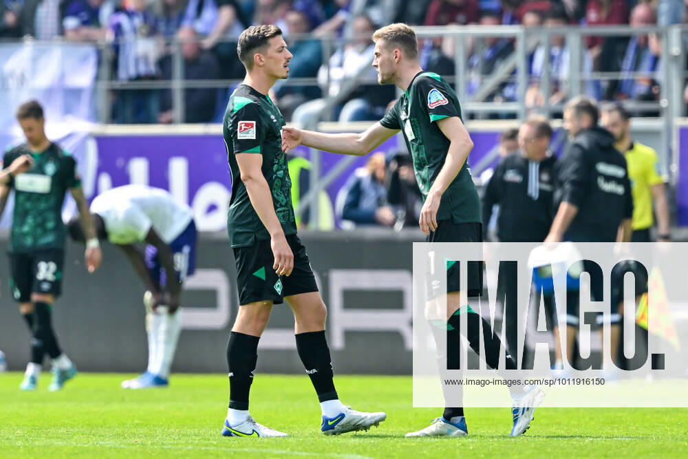Fußball: 2. Bundesliga, Saison 2021 2022, 33. Spieltag, FC Erzgebirge Aue - SV Werder Bremen am 08.05.2022 in Erzgebirgsstadion in Aue-Bad Schlema. -TK- Bremens Nicolai Rapp (l) und Bremens Marvin Ducksch (r) sprechen miteinander. DFL REGULATIONS PROHIBIT ANY USE OF PHOTOGRAPHS AS IMAGE SEQUENCES AND OR QUASI-VIDEO.