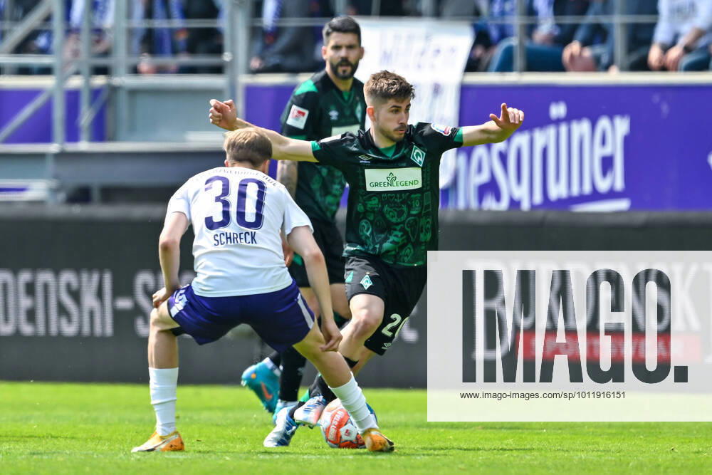 Fußball: 2. Bundesliga, Saison 2021 2022, 33. Spieltag, FC Erzgebirge Aue - SV Werder Bremen am 08.05.2022 in Erzgebirgsstadion in Aue-Bad Schlema. -TK- Aues Sam Schreck (l) im Zweikampf mit Bremens Romano Schmid (r). DFL REGULATIONS PROHIBIT ANY USE OF PHOTOGRAPHS AS IMAGE SEQUENCES AND OR QUASI-VIDEO.