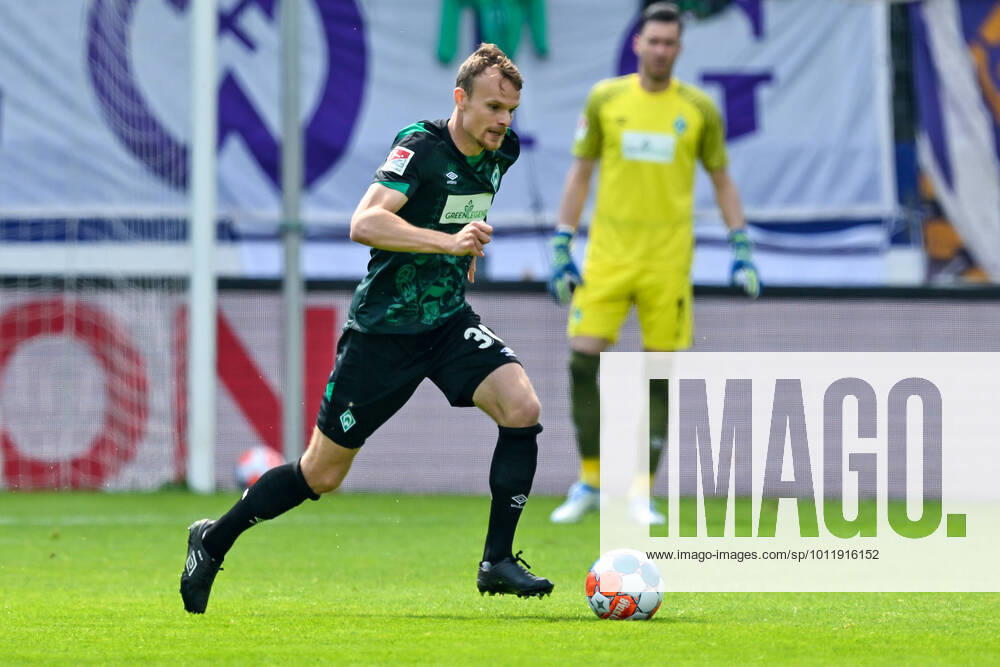 Fußball: 2. Bundesliga, Saison 2021 2022, 33. Spieltag, FC Erzgebirge Aue - SV Werder Bremen am 08.05.2022 in Erzgebirgsstadion in Aue-Bad Schlema. -TK- Bremens Christian Groß läuft mit dem Ball am Fuß. DFL REGULATIONS PROHIBIT ANY USE OF PHOTOGRAPHS AS IMAGE SEQUENCES AND OR QUASI-VIDEO.