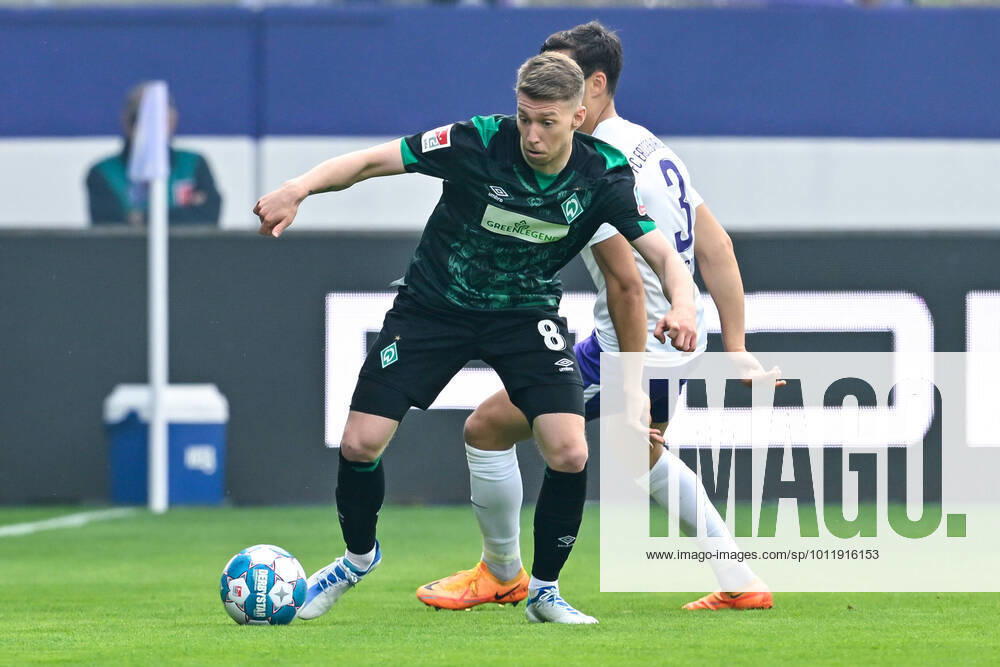 Fußball: 2. Bundesliga, Saison 2021 2022, 33. Spieltag, FC Erzgebirge Aue - SV Werder Bremen am 08.05.2022 in Erzgebirgsstadion in Aue-Bad Schlema. -TK- Bremens Mitchell Weiser (l) im Zweikampf mit Aues Dirk Carlson (r). DFL REGULATIONS PROHIBIT ANY USE OF PHOTOGRAPHS AS IMAGE SEQUENCES AND OR QUASI-VIDEO.