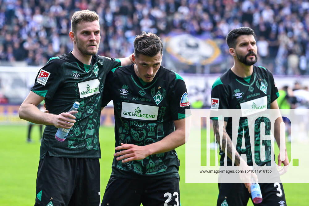 Fußball: 2. Bundesliga, Saison 2021 2022, 33. Spieltag, FC Erzgebirge Aue - SV Werder Bremen am 08.05.2022 in Erzgebirgsstadion in Aue-Bad Schlema. -TK- Bremens Marvin Ducksch (l-r), Bremens Nicolai Rapp und Bremens Anthony Jung freuen sich mit Spielschluss. DFL REGULATIONS PROHIBIT ANY USE OF PHOTOGRAPHS AS IMAGE SEQUENCES AND OR QUASI-VIDEO.