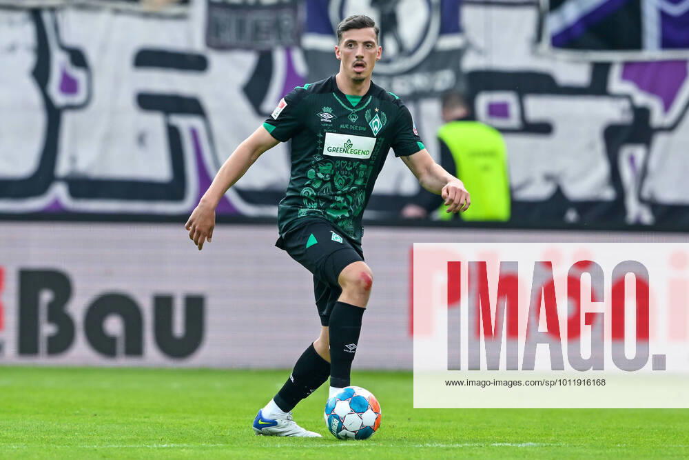 Fußball: 2. Bundesliga, Saison 2021 2022, 33. Spieltag, FC Erzgebirge Aue - SV Werder Bremen am 08.05.2022 in Erzgebirgsstadion in Aue-Bad Schlema. -TK- Bremens Nicolai Rapp läuft mit dem Ball am Fuß. DFL REGULATIONS PROHIBIT ANY USE OF PHOTOGRAPHS AS IMAGE SEQUENCES AND OR QUASI-VIDEO.