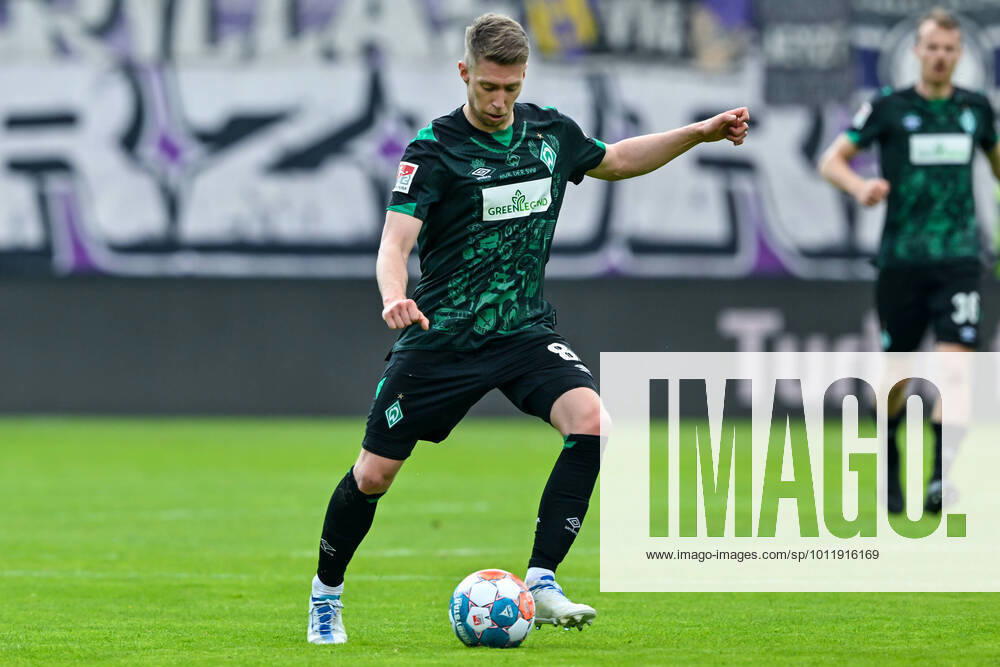 Fußball: 2. Bundesliga, Saison 2021 2022, 33. Spieltag, FC Erzgebirge Aue - SV Werder Bremen am 08.05.2022 in Erzgebirgsstadion in Aue-Bad Schlema. -TK- Bremens Mitchell Weiser läuft mit dem Ball am Fuß. DFL REGULATIONS PROHIBIT ANY USE OF PHOTOGRAPHS AS IMAGE SEQUENCES AND OR QUASI-VIDEO.