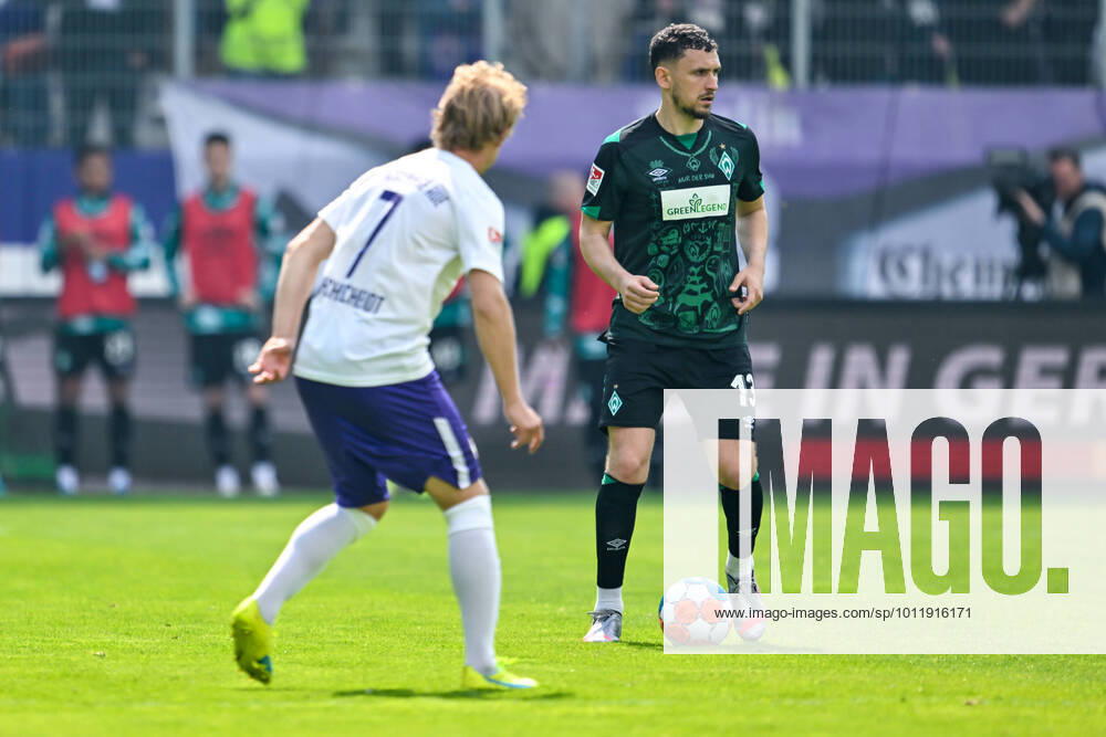 Fußball: 2. Bundesliga, Saison 2021 2022, 33. Spieltag, FC Erzgebirge Aue - SV Werder Bremen am 08.05.2022 in Erzgebirgsstadion in Aue-Bad Schlema. -TK- Bremens Nicolai Rapp (r) läuft mit dem Ball am Fuß. Im Vordergrund Aues Jan Hochscheidt. DFL REGULATIONS PROHIBIT ANY USE OF PHOTOGRAPHS AS IMAGE SEQUENCES AND OR QUASI-VIDEO.