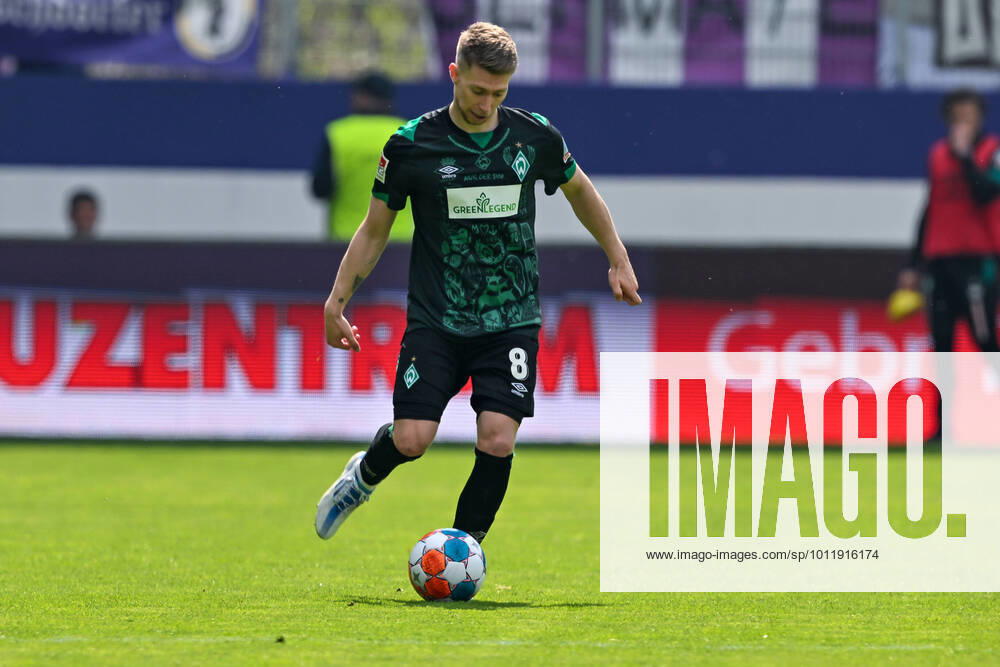 Fußball: 2. Bundesliga, Saison 2021 2022, 33. Spieltag, FC Erzgebirge Aue - SV Werder Bremen am 08.05.2022 in Erzgebirgsstadion in Aue-Bad Schlema. -TK- Bremens Mitchell Weiser läuft mit dem Ball am Fuß. DFL REGULATIONS PROHIBIT ANY USE OF PHOTOGRAPHS AS IMAGE SEQUENCES AND OR QUASI-VIDEO.