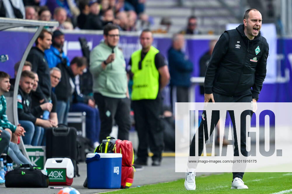 Fußball: 2. Bundesliga, Saison 2021 2022, 33. Spieltag, FC Erzgebirge Aue - SV Werder Bremen am 08.05.2022 in Erzgebirgsstadion in Aue-Bad Schlema. -TK- Bremens Trainer Ole Werner schreit wütend. DFL REGULATIONS PROHIBIT ANY USE OF PHOTOGRAPHS AS IMAGE SEQUENCES AND OR QUASI-VIDEO.