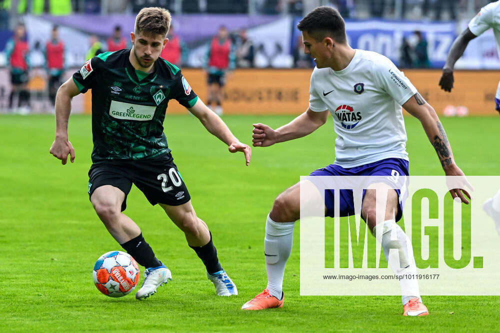 Fußball: 2. Bundesliga, Saison 2021 2022, 33. Spieltag, FC Erzgebirge Aue - SV Werder Bremen am 08.05.2022 in Erzgebirgsstadion in Aue-Bad Schlema. -TK- Bremens Romano Schmid (l) im Zweikampf mit Aues Antonio Jonjic (r). DFL REGULATIONS PROHIBIT ANY USE OF PHOTOGRAPHS AS IMAGE SEQUENCES AND OR QUASI-VIDEO.