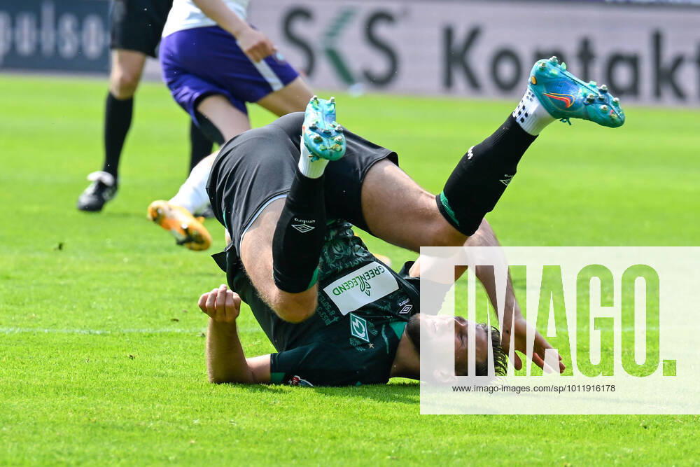 Fußball: 2. Bundesliga, Saison 2021 2022, 33. Spieltag, FC Erzgebirge Aue - SV Werder Bremen am 08.05.2022 in Erzgebirgsstadion in Aue-Bad Schlema. -TK- Bremens Niclas Füllkrug fällt hin. DFL REGULATIONS PROHIBIT ANY USE OF PHOTOGRAPHS AS IMAGE SEQUENCES AND OR QUASI-VIDEO.