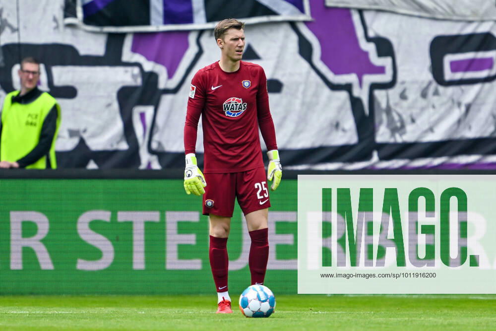 Fußball: 2. Bundesliga, Saison 2021 2022, 33. Spieltag, FC Erzgebirge Aue - SV Werder Bremen am 08.05.2022 in Erzgebirgsstadion in Aue-Bad Schlema. -TK- Aues Torwart Philipp Klewin mit dem Ball am Fuß. DFL REGULATIONS PROHIBIT ANY USE OF PHOTOGRAPHS AS IMAGE SEQUENCES AND OR QUASI-VIDEO.