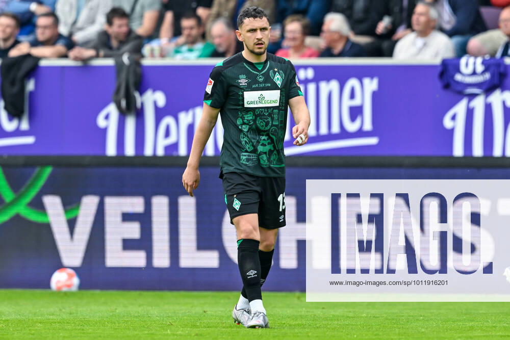 Fußball: 2. Bundesliga, Saison 2021 2022, 33. Spieltag, FC Erzgebirge Aue - SV Werder Bremen am 08.05.2022 in Erzgebirgsstadion in Aue-Bad Schlema. -TK- Bremens Milos Veljkovic schaut grimmig. DFL REGULATIONS PROHIBIT ANY USE OF PHOTOGRAPHS AS IMAGE SEQUENCES AND OR QUASI-VIDEO.