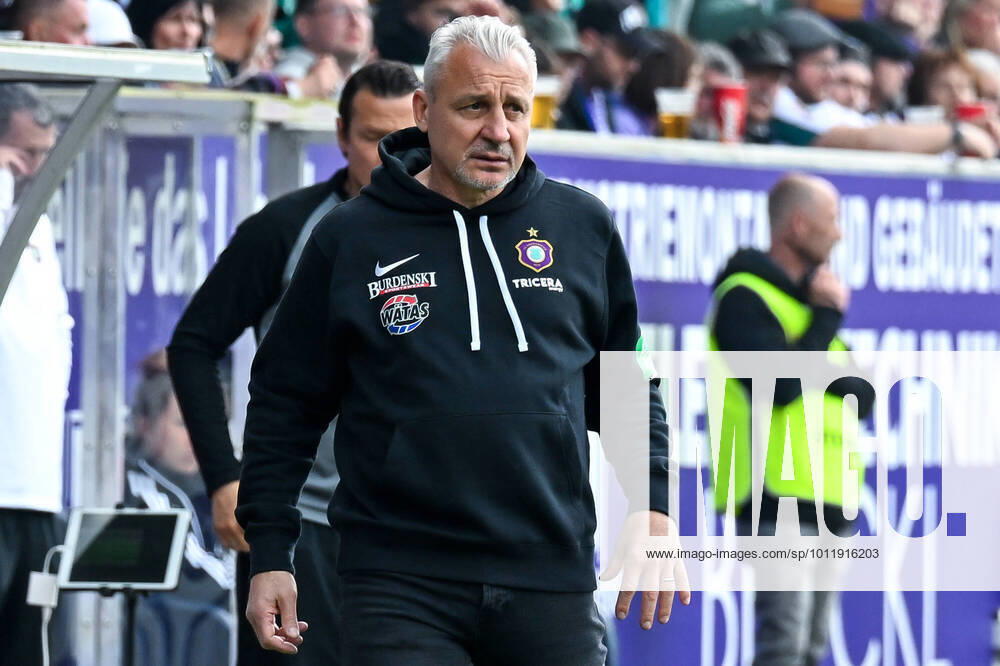 Fußball: 2. Bundesliga, Saison 2021 2022, 33. Spieltag, FC Erzgebirge Aue - SV Werder Bremen am 08.05.2022 in Erzgebirgsstadion in Aue-Bad Schlema. -TK- Aues Trainer Pavel Dotchev schaut irritiert. DFL REGULATIONS PROHIBIT ANY USE OF PHOTOGRAPHS AS IMAGE SEQUENCES AND OR QUASI-VIDEO.