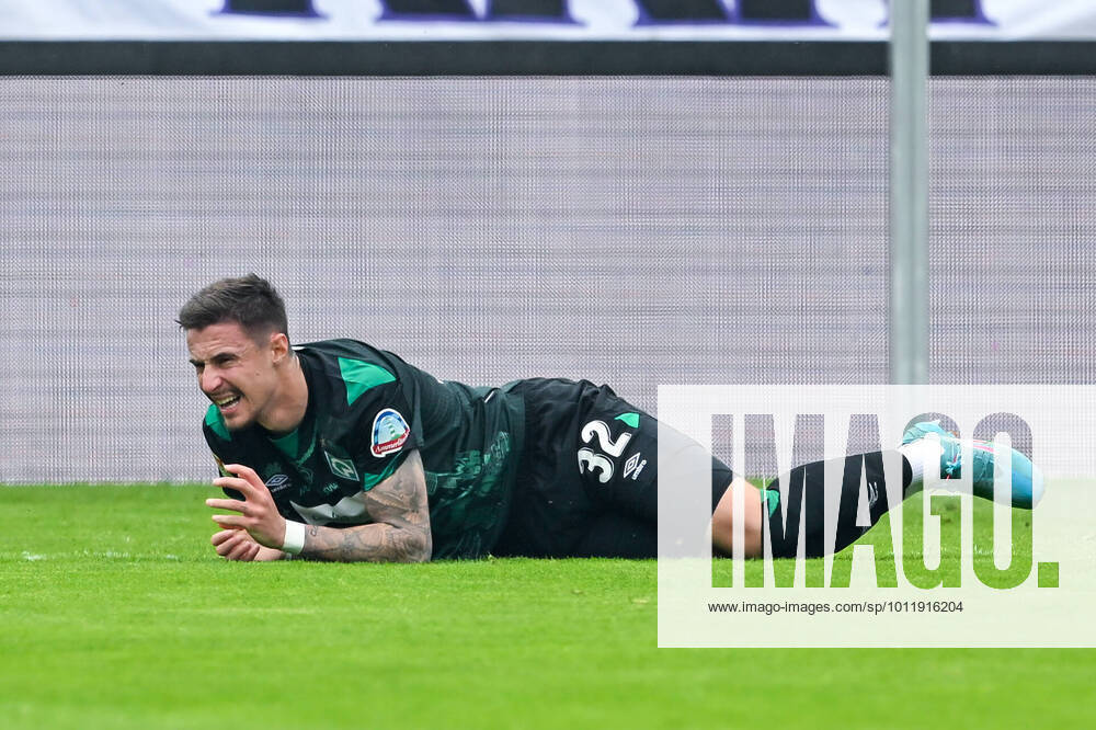 Fußball: 2. Bundesliga, Saison 2021 2022, 33. Spieltag, FC Erzgebirge Aue - SV Werder Bremen am 08.05.2022 in Erzgebirgsstadion in Aue-Bad Schlema. -TK- Bremens Marco Friedl schaut schmerzverzerrt. DFL REGULATIONS PROHIBIT ANY USE OF PHOTOGRAPHS AS IMAGE SEQUENCES AND OR QUASI-VIDEO.