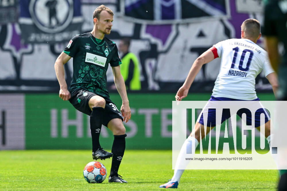 Fußball: 2. Bundesliga, Saison 2021 2022, 33. Spieltag, FC Erzgebirge Aue - SV Werder Bremen am 08.05.2022 in Erzgebirgsstadion in Aue-Bad Schlema. -TK- Bremens Christian Groß (l) im Zweikampf mit Aues Dimitrij Nazarov (r). DFL REGULATIONS PROHIBIT ANY USE OF PHOTOGRAPHS AS IMAGE SEQUENCES AND OR QUASI-VIDEO.