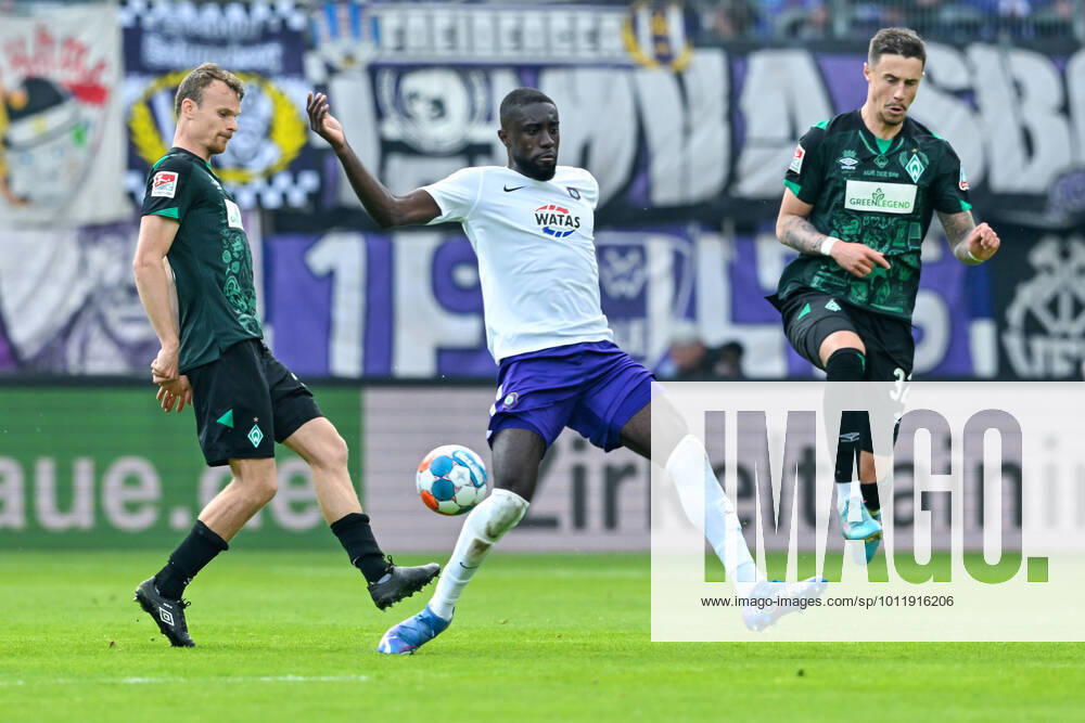 Fußball: 2. Bundesliga, Saison 2021 2022, 33. Spieltag, FC Erzgebirge Aue - SV Werder Bremen am 08.05.2022 in Erzgebirgsstadion in Aue-Bad Schlema. -TK- Bremens Christian Groß (l) im Zweikampf mit Aues Prince Owusu (m) und Bremens Marco Friedl (r) unterstützt. DFL REGULATIONS PROHIBIT ANY USE OF PHOTOGRAPHS AS IMAGE SEQUENCES AND OR QUASI-VIDEO.