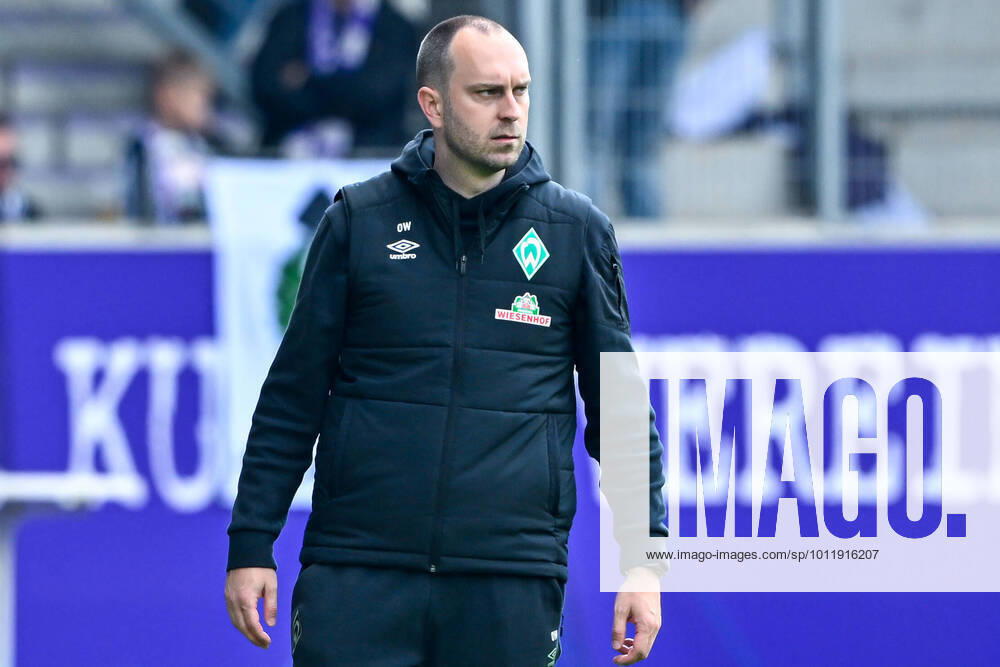 Fußball: 2. Bundesliga, Saison 2021 2022, 33. Spieltag, FC Erzgebirge Aue - SV Werder Bremen am 08.05.2022 in Erzgebirgsstadion in Aue-Bad Schlema. -TK- Bremens Trainer Ole Werner schaut konzentriert. DFL REGULATIONS PROHIBIT ANY USE OF PHOTOGRAPHS AS IMAGE SEQUENCES AND OR QUASI-VIDEO.