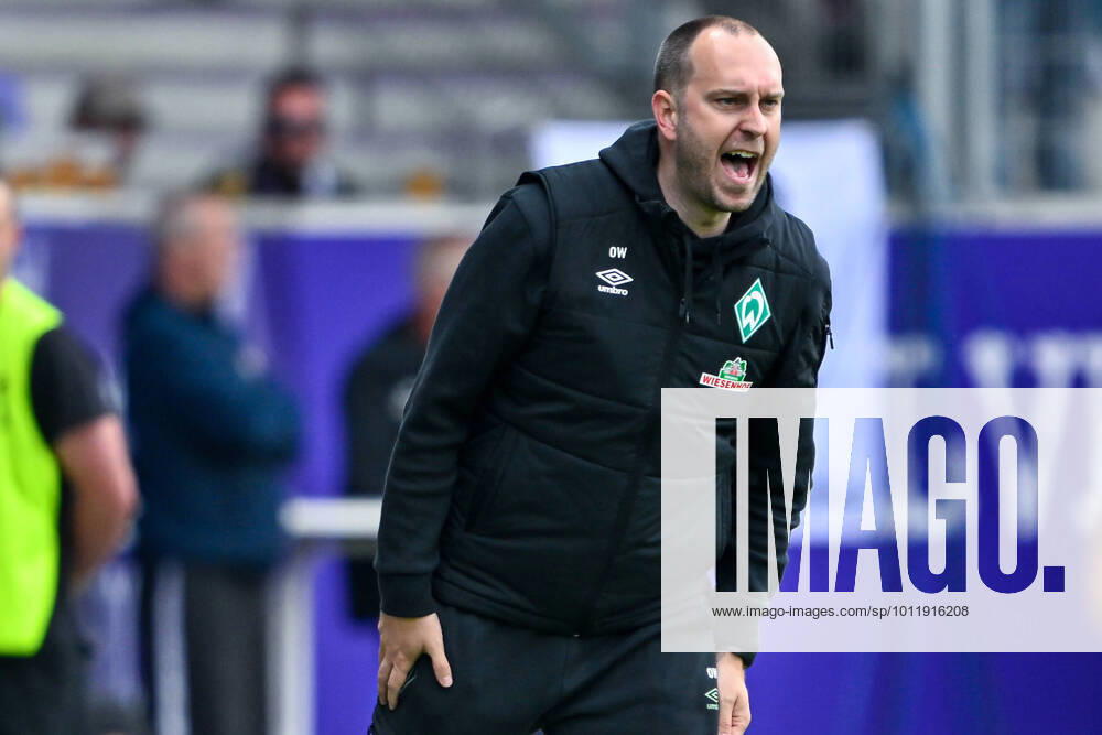 Fußball: 2. Bundesliga, Saison 2021 2022, 33. Spieltag, FC Erzgebirge Aue - SV Werder Bremen am 08.05.2022 in Erzgebirgsstadion in Aue-Bad Schlema. -TK- Bremens Trainer Ole Werner schreit wütend. DFL REGULATIONS PROHIBIT ANY USE OF PHOTOGRAPHS AS IMAGE SEQUENCES AND OR QUASI-VIDEO.