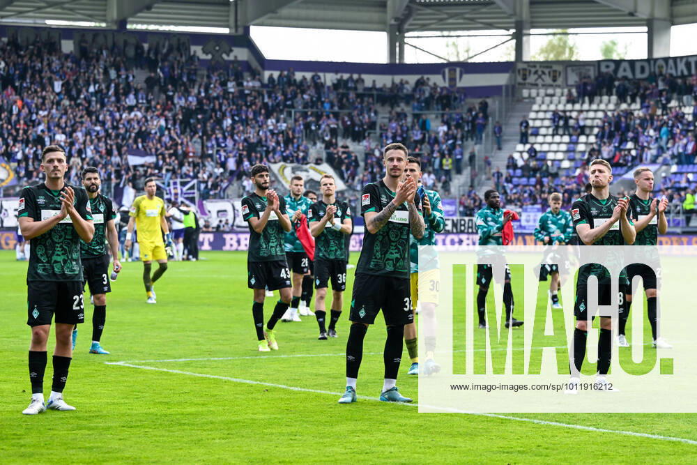 Fußball: 2. Bundesliga, Saison 2021 2022, 33. Spieltag, FC Erzgebirge Aue - SV Werder Bremen am 08.05.2022 in Erzgebirgsstadion in Aue-Bad Schlema. -TK- Der SV Werder Bremen bedankt sich bei seinen Fans. DFL REGULATIONS PROHIBIT ANY USE OF PHOTOGRAPHS AS IMAGE SEQUENCES AND OR QUASI-VIDEO.