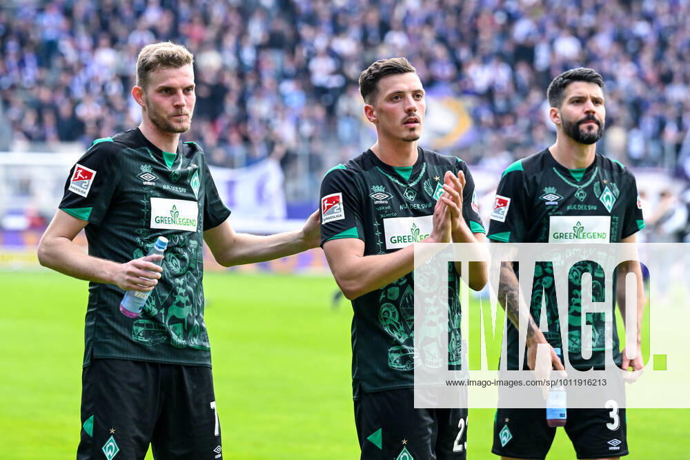 Fußball: 2. Bundesliga, Saison 2021 2022, 33. Spieltag, FC Erzgebirge Aue - SV Werder Bremen am 08.05.2022 in Erzgebirgsstadion in Aue-Bad Schlema. -TK- Bremens Marvin Ducksch (l-r), Bremens Nicolai Rapp und Bremens Anthony Jung freuen sich mit Spielschluss. DFL REGULATIONS PROHIBIT ANY USE OF PHOTOGRAPHS AS IMAGE SEQUENCES AND OR QUASI-VIDEO.