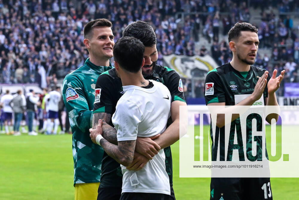 Fußball: 2. Bundesliga, Saison 2021 2022, 33. Spieltag, FC Erzgebirge Aue - SV Werder Bremen am 08.05.2022 in Erzgebirgsstadion in Aue-Bad Schlema. -TK- Bremens Torwart Michael Zetterer (l-r), Bremens Anthony Jung umarmt Bremens Leonardo Bittencourt und Bremens Milos Veljkovic (r) klatscht den Fans zu. DFL REGULATIONS PROHIBIT ANY USE OF PHOTOGRAPHS AS IMAGE SEQUENCES AND OR QUASI-VIDEO.