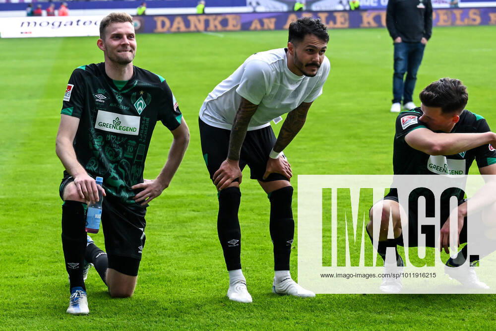 Fußball: 2. Bundesliga, Saison 2021 2022, 33. Spieltag, FC Erzgebirge Aue - SV Werder Bremen am 08.05.2022 in Erzgebirgsstadion in Aue-Bad Schlema. -TK- Bremens Marvin Ducksch (l-r) grinst und Bremens Leonardo Bittencourt und Bremens Nicolai Rapp schauen erschöpft. DFL REGULATIONS PROHIBIT ANY USE OF PHOTOGRAPHS AS IMAGE SEQUENCES AND OR QUASI-VIDEO.