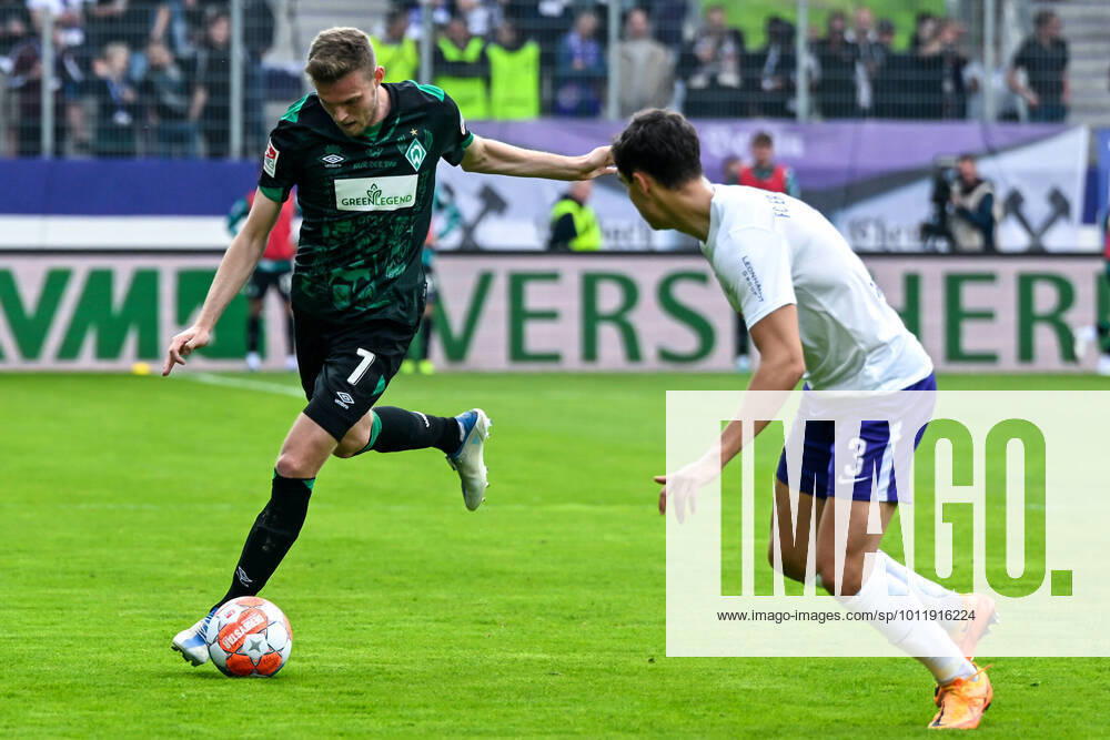 Fußball: 2. Bundesliga, Saison 2021 2022, 33. Spieltag, FC Erzgebirge Aue - SV Werder Bremen am 08.05.2022 in Erzgebirgsstadion in Aue-Bad Schlema. -TK- Bremens Marvin Ducksch (l) schießt den Ball und Aues Dirk Carlson (r) versucht zu blocken. DFL REGULATIONS PROHIBIT ANY USE OF PHOTOGRAPHS AS IMAGE SEQUENCES AND OR QUASI-VIDEO.