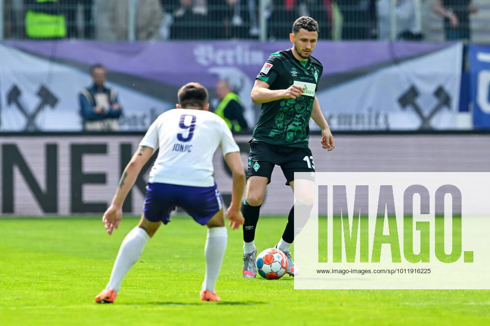 Fußball: 2. Bundesliga, Saison 2021 2022, 33. Spieltag, FC Erzgebirge Aue - SV Werder Bremen am 08.05.2022 in Erzgebirgsstadion in Aue-Bad Schlema. -TK- Aues Antonio Jonjic (l) im Zweikampf mit Bremens Milos Veljkovic (r) DFL REGULATIONS PROHIBIT ANY USE OF PHOTOGRAPHS AS IMAGE SEQUENCES AND OR QUASI-VIDEO.