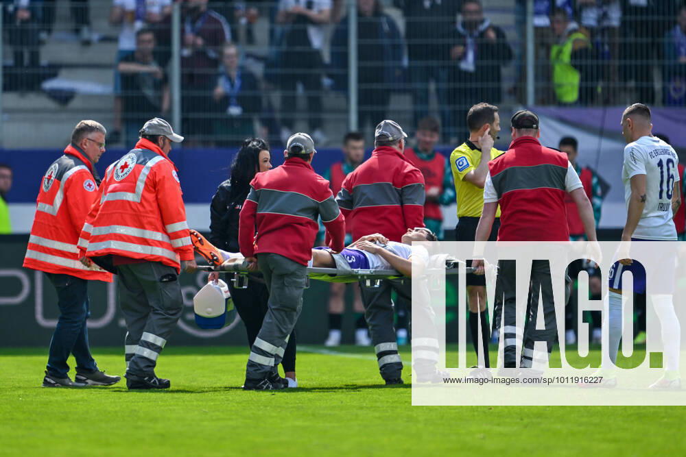 Fußball: 2. Bundesliga, Saison 2021 2022, 33. Spieltag, FC Erzgebirge Aue - SV Werder Bremen am 08.05.2022 in Erzgebirgsstadion in Aue-Bad Schlema. -TK- Aues Dirk Carlson muss verletzt vom Platz. DFL REGULATIONS PROHIBIT ANY USE OF PHOTOGRAPHS AS IMAGE SEQUENCES AND OR QUASI-VIDEO.