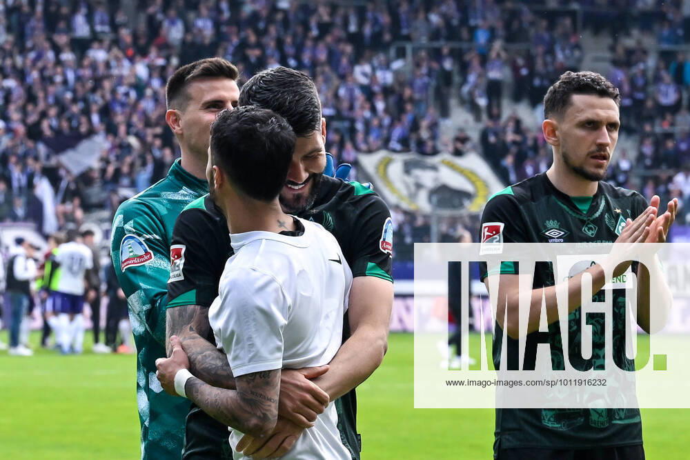 Fußball: 2. Bundesliga, Saison 2021 2022, 33. Spieltag, FC Erzgebirge Aue - SV Werder Bremen am 08.05.2022 in Erzgebirgsstadion in Aue-Bad Schlema. -TK- Bremens Torwart Michael Zetterer (l-r), Bremens Anthony Jung umarmt Bremens Leonardo Bittencourt und Bremens Milos Veljkovic (r) klatscht den Fans zu. DFL REGULATIONS PROHIBIT ANY USE OF PHOTOGRAPHS AS IMAGE SEQUENCES AND OR QUASI-VIDEO.