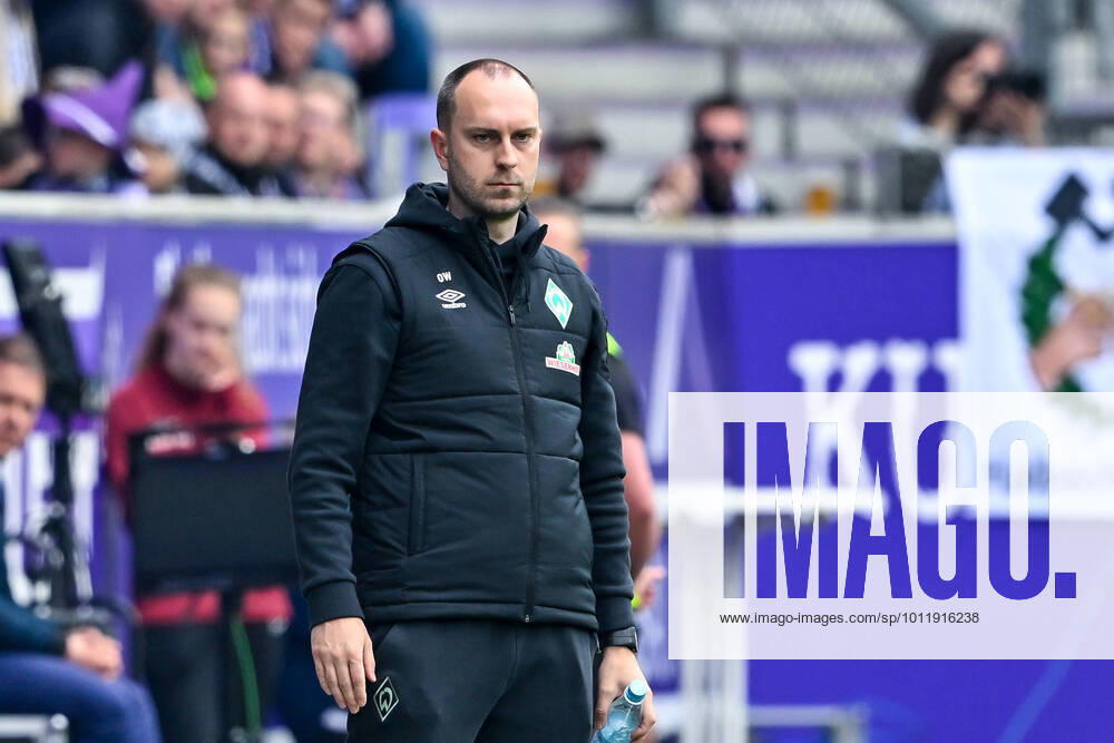Fußball: 2. Bundesliga, Saison 2021 2022, 33. Spieltag, FC Erzgebirge Aue - SV Werder Bremen am 08.05.2022 in Erzgebirgsstadion in Aue-Bad Schlema. -TK- Bremens Trainer Ole Werner schaut konzentriert. DFL REGULATIONS PROHIBIT ANY USE OF PHOTOGRAPHS AS IMAGE SEQUENCES AND OR QUASI-VIDEO.