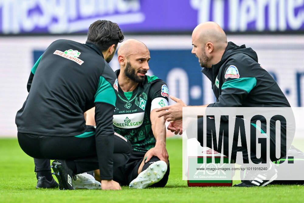 Fußball: 2. Bundesliga, Saison 2021 2022, 33. Spieltag, FC Erzgebirge Aue - SV Werder Bremen am 08.05.2022 in Erzgebirgsstadion in Aue-Bad Schlema. -TK- Bremens Ömer Toprak sitzt verletzt am Boden und wird behandelt. DFL REGULATIONS PROHIBIT ANY USE OF PHOTOGRAPHS AS IMAGE SEQUENCES AND OR QUASI-VIDEO.