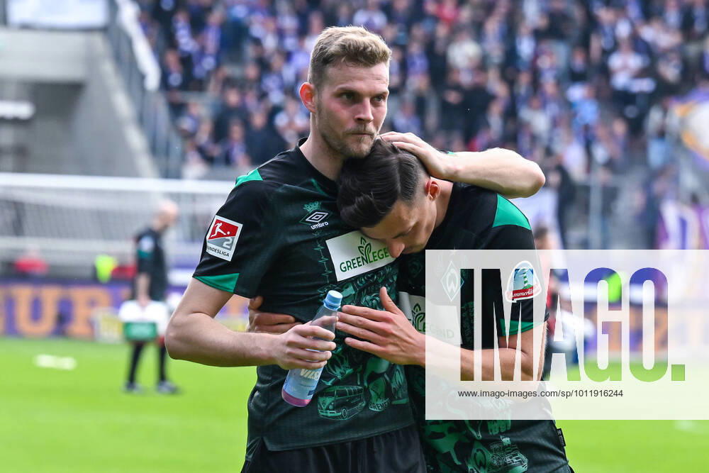 Fußball: 2. Bundesliga, Saison 2021 2022, 33. Spieltag, FC Erzgebirge Aue - SV Werder Bremen am 08.05.2022 in Erzgebirgsstadion in Aue-Bad Schlema. -TK- Bremens Marvin Ducksch (l) und Bremens Nicolai Rapp (r) freuen sich mit Spielschluss. DFL REGULATIONS PROHIBIT ANY USE OF PHOTOGRAPHS AS IMAGE SEQUENCES AND OR QUASI-VIDEO.