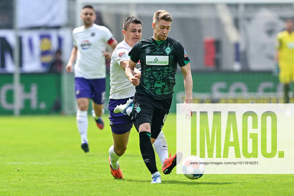 Fußball: 2. Bundesliga, Saison 2021 2022, 33. Spieltag, FC Erzgebirge Aue - SV Werder Bremen am 08.05.2022 in Erzgebirgsstadion in Aue-Bad Schlema. -TK- Bremens Mitchell Weiser (r) DFL REGULATIONS PROHIBIT ANY USE OF PHOTOGRAPHS AS IMAGE SEQUENCES AND OR QUASI-VIDEO.