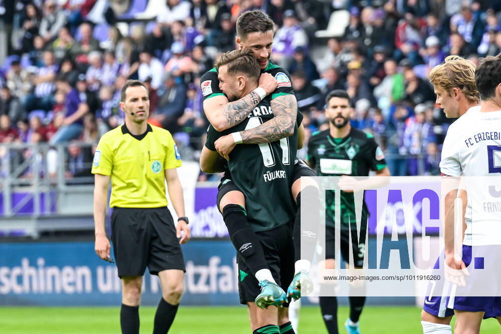 Fußball: 2. Bundesliga, Saison 2021 2022, 33. Spieltag, FC Erzgebirge Aue - SV Werder Bremen am 08.05.2022 in Erzgebirgsstadion in Aue-Bad Schlema. -TK- Bremens Niclas Füllkrug jubelt nach seinem Tor zum 2:0 mit Bremens Marco Friedl. DFL REGULATIONS PROHIBIT ANY USE OF PHOTOGRAPHS AS IMAGE SEQUENCES AND OR QUASI-VIDEO.