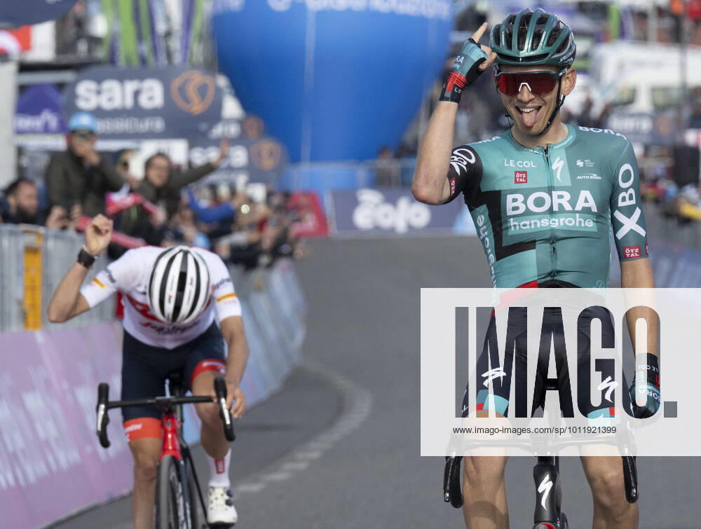 German rider Lennard Kamna of Bora team celebrates after winning the fourth stage of 105th Giro d Italia cycling tour, a race over of 172 km from Avola to Etna-Nicolosi, Italy, 10 May 2022. .ANSA MAURIZIO BRAMBATTI ETNA-NICOLOSI ITALY - ZUMAa110 20220510_zaf_a110_058
