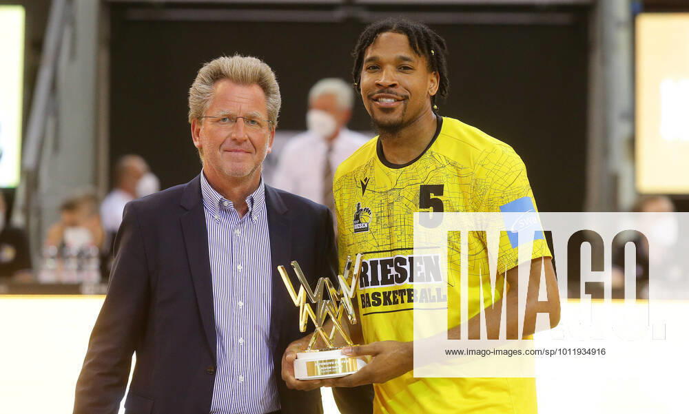 KW19 Ludwigsburg , Basketball easycredit BBL Bundesliga . MHP Riesen Ludwigsburg vs. MLP Academics Heidelberg , von links: Stfean Holz ( BBL ) Justin Simon ( Riesen ) , Auszeichnung als betser Defense Spieler der Saison