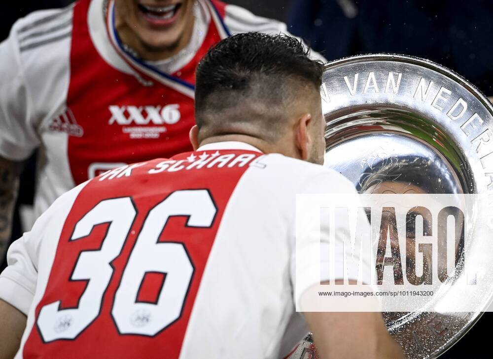 KW19 AMSTERDAM - Dusan Tadic of Ajax with the bowl of the national championship after the Dutch Eredivisie match between Ajax Amsterdam and sc Heerenveen at the Johan Cruijff ArenA on May 11, 2022 in Amsterdam, Netherlands. ANP OLAF KRAAK Dutch Eredivisie 2021 2022 ANPxSportx IVx
