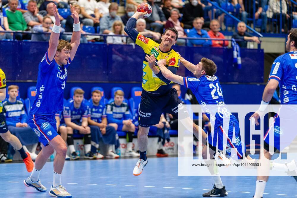 V.l. Jonathan Carlsbogard (TBV Lemgo Lippe 9), Andy Schmid (Rhein-Neckar Loewen 2), Lukas Zerbe (TBV Lemgo Lippe 24) TBV Lemgo Lippe vs. Rhein-Neckar Loewen, Handball, 1. Bundesliga, 30. Spieltag, 12.05.2022 Lemgo