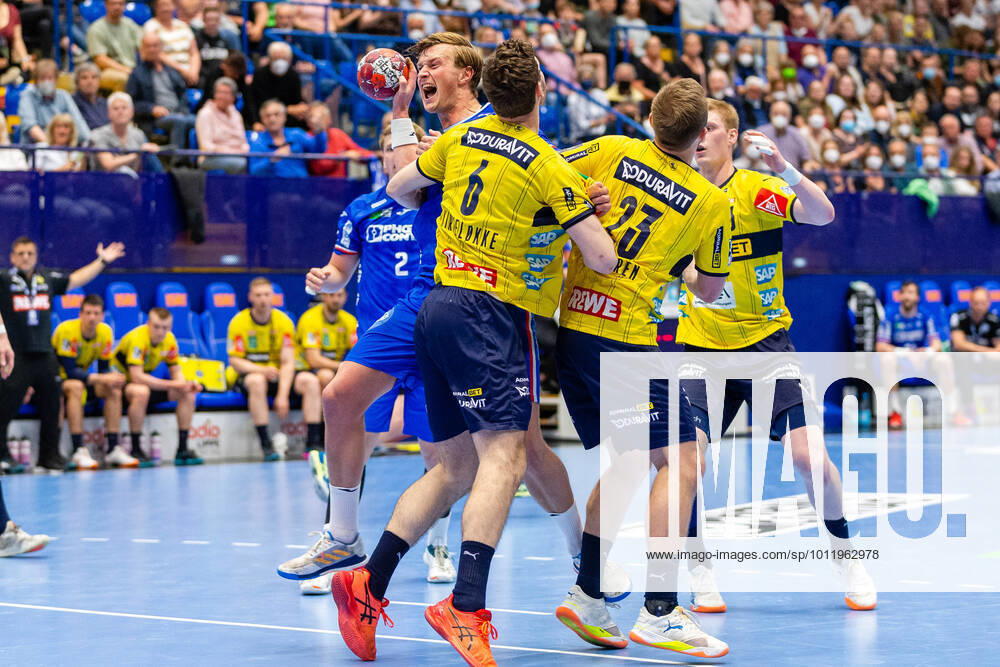 V.l. Jonathan Carlsbogard (TBV Lemgo Lippe 9), Niclas Kirkelokke (Rhein-Neckar Loewen 6), Albin Lagergren (Rhein-Neckar Loewen 23), Kristjan Horzen (Rhein-Neckar Loewen 27) TBV Lemgo Lippe vs. Rhein-Neckar Loewen, Handball, 1. Bundesliga, 30. Spieltag, 12.05.2022 Lemgo