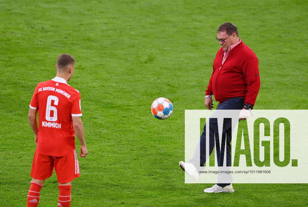 Fussball 1. Bundesliga Saison 2021 2022 33. Spieltag FC Bayern Muenchen - VfB Stuttgart 08.05.2022 Der FC Bayern feiert den Gewinn der 32. Deutschen Meisterschaft: Joshua Kimmich (li) mit seinem Vater Berthold