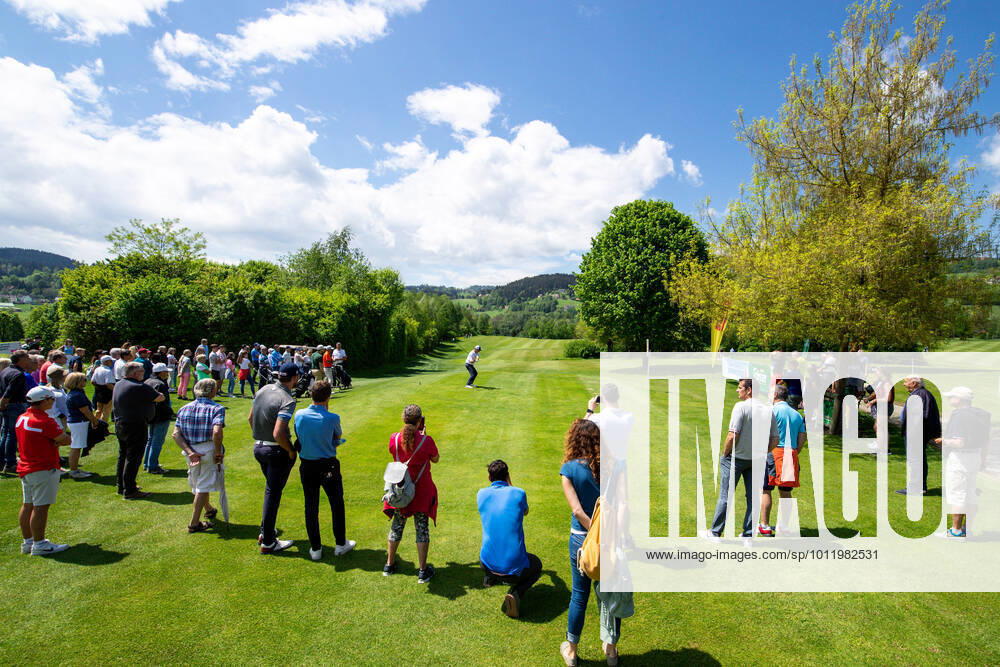GOLF - Goesser Open 2022 MARIA LANKOWITZ,AUSTRIA,14.MAY.22 - GOLF - Alps Tour, Goesser Open, GC Erzherzog Johann. Image shows Clark Dennis (USA). Keywords: general view, fans. GEPAxpictures Klansek