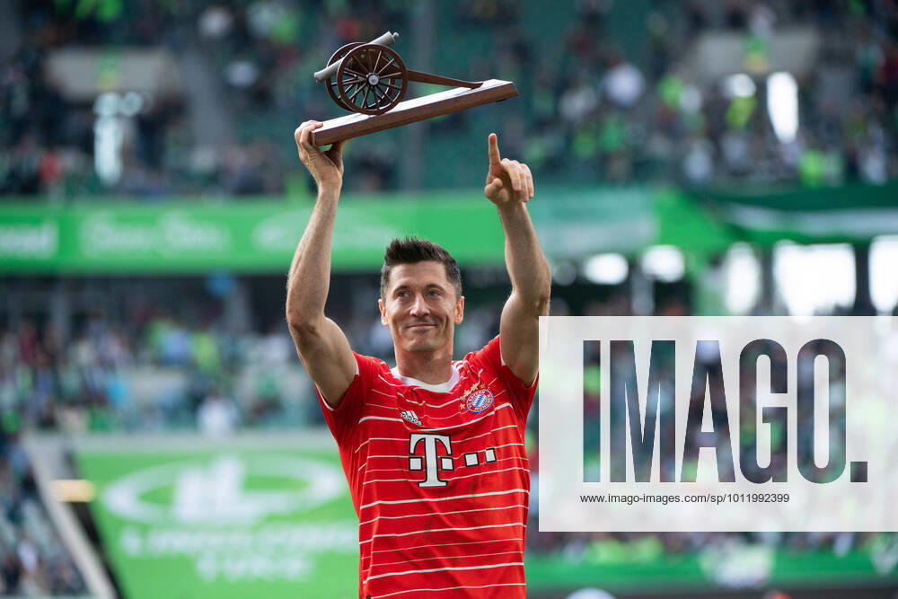 KW19 Robert Lewandowski (FC Bayern Muenchen 9) bekommt die Kicker Torjaegerkanone, feiert und verabschiedet sich von den Fans, VfL Wolfsburg vs. FC Bayern Muenchen, 1. Fussball Bundesliga, 34. Spieltag, Spielzeit 2021 2022, 14.05.2022 DFB DFL regulations prohibit any use of photographs as image sequences and or quasi-video VfL Wolfsburg vs. FC Bayern Muenchen, 1. Fussball Bundesliga, 34. Spieltag, Spielzeit 2021 2022